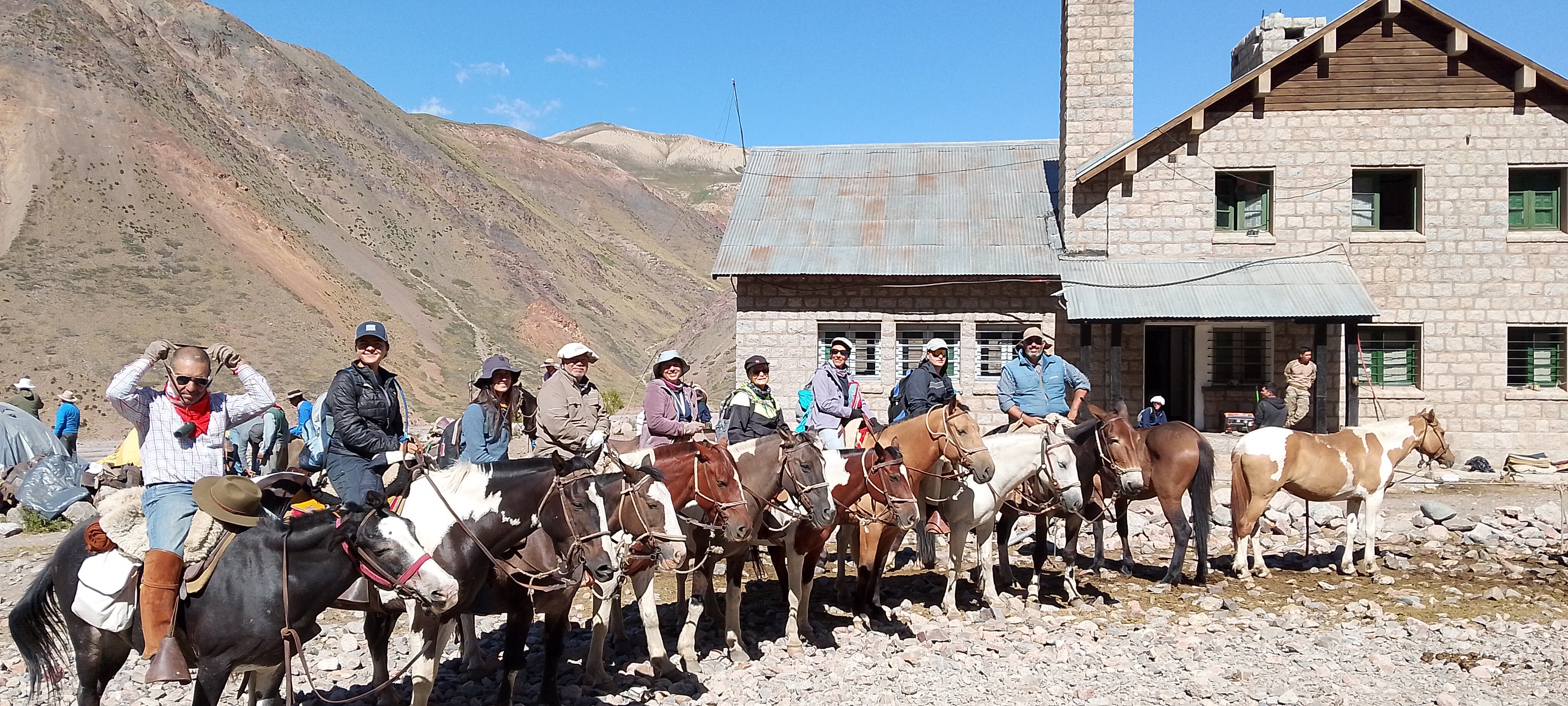 Equipo en travesía cordillerana