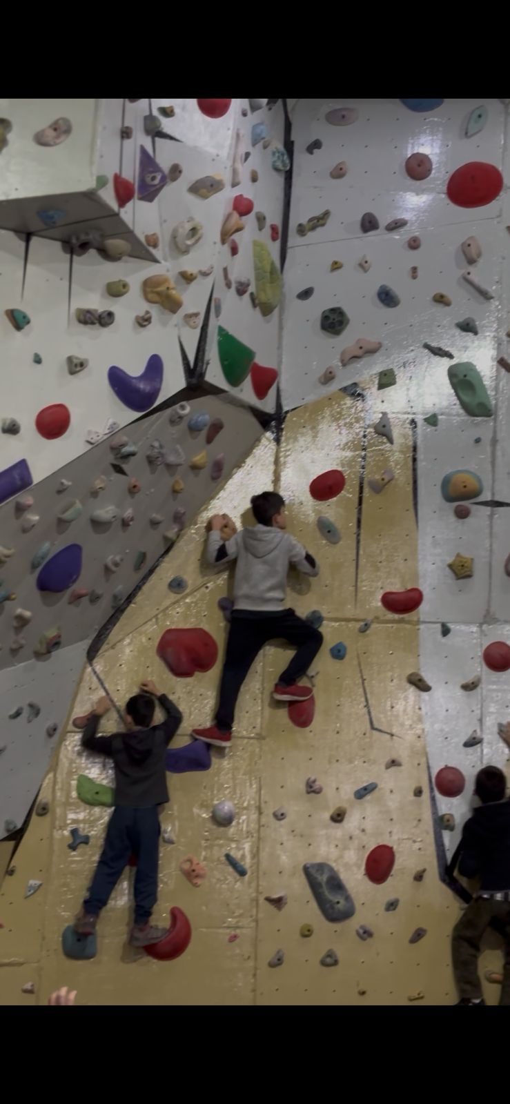 Clase de escalada para niños