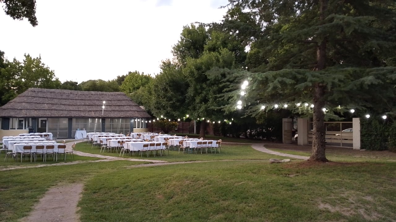 Evento al aire libre en el jardín de la sede